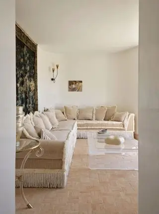 Salon avec carrelage en terre cuite