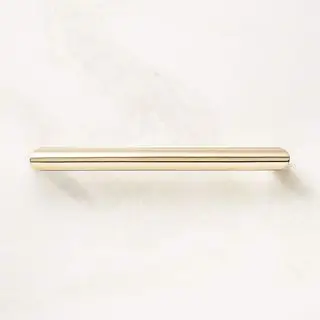 leštená mosadzná rukoväť skrinky