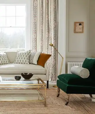 kolory pasujące do ciemnozielonego, kamiennego i białego salonu z ciemnozielonym fotelem, kamienną kanapą, złotym i klasowym stolikiem kawowym, dywanikiem z kokosa, mosiężną lampą podłogową, wzorzystymi zasłonami i poduszkami