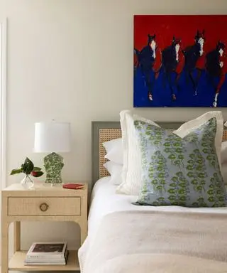 Chambre blanche peinte en crème par Sherwin Williams