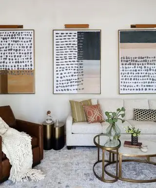 Salon blanc peint en Ballet White par Sherwin Williams