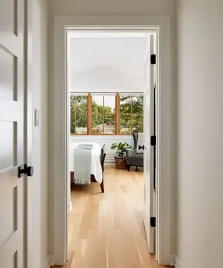 Couloir peint en dentelle Chantilly par Benjamin Moore