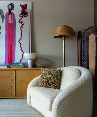 salón con aparador vintage y sillón boucle