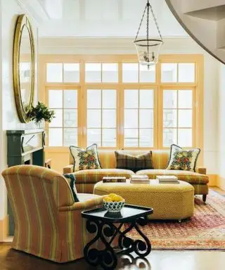 salón amarillo con paredes blancas brillantes y ventanas amarillas