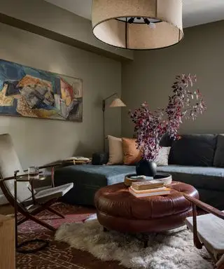 sala de estar verde con capas de color y accesorios boho eclécticos