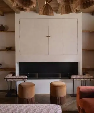 sala de estar rústica con vigas en el techo y mueble de televisión personalizado