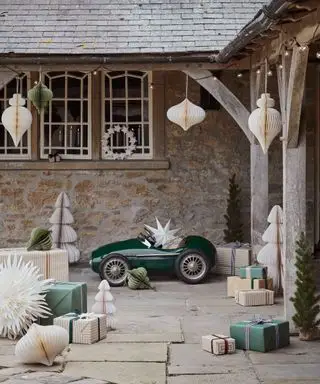 Přední příjezdová cesta zdobená slavnostními rekvizitami, dekoracemi a závěsnými ozdobami