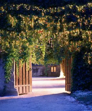 Venkovní vánoční dekorace se světly nad bránou