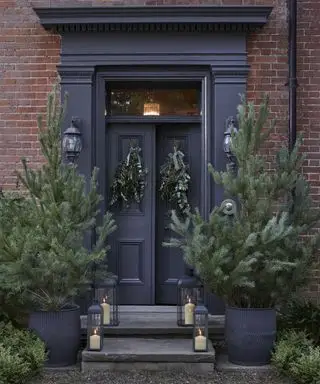 Venkovní vánoční stromky, lucerny a věnce na předních dveřích