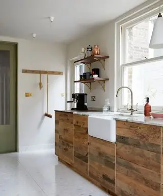 나무 캐비닛을 갖춘 주방