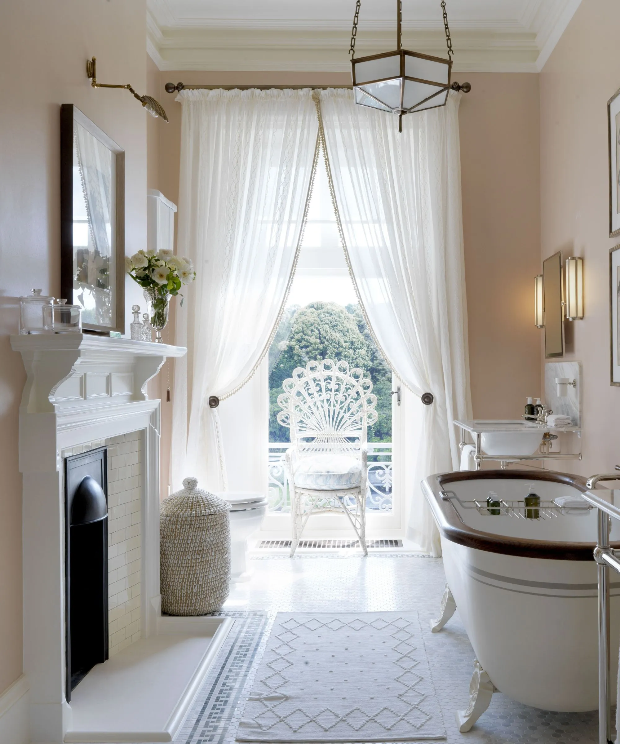 tende trasparenti in un bagno tradizionale vintage con vasca con piedini ad artiglio' loading='lazy' title=