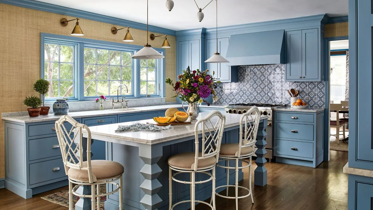 Niebieska kuchnia z tapetą o naturalnej teksturze' loading='lazy' title=