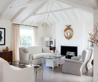 Salón de estilo rústico moderno con suelo de madera clara