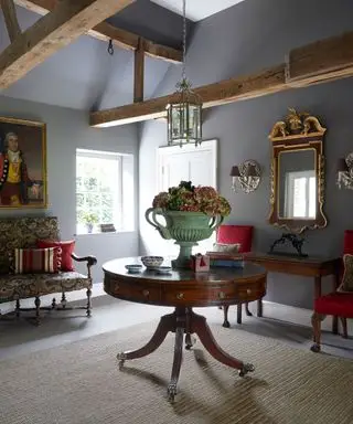 Entrée avec murs peints en gris