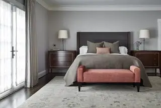 Chambre grise avec tiroirs en bois marron et lit rembourré en anthracite