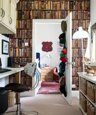 Papier peint et bureau de livre