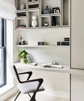 Bureau à domicile blanc avec chaise blanche