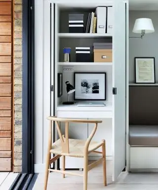 Placard intégré avec bureau