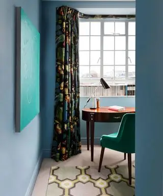 Bureau dans la salle verte