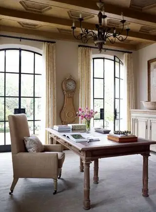 Bureau à domicile lumineux avec lumière naturelle et couleurs pâles