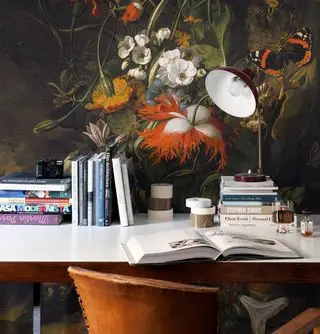 Idées de bureau à domicile avec une peinture murale derrière le bureau
