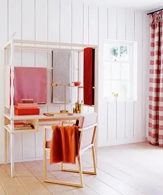 Idée de bureau à domicile avec un bureau dans un cadre