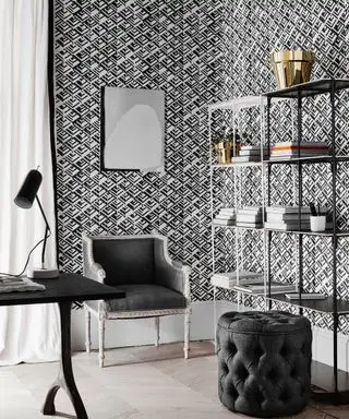 Idée de bureau à domicile avec papier peint fonctionnel