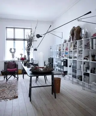 Idée de bureau à domicile avec des étagères mur à mur