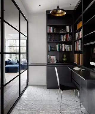 Bureau à domicile avec panneaux vitrés