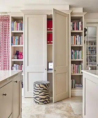 Idée de bureau à domicile d'une étude cachée