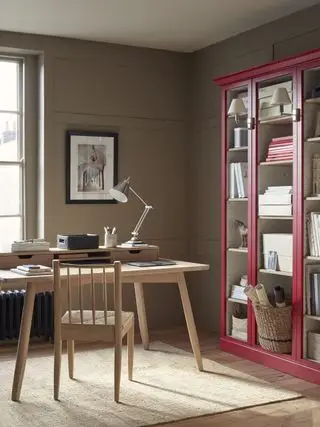 Bureau à domicile conçu par Neptune avec des murs taupe et une bibliothèque rouge