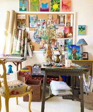 Bureau à domicile avec bureau et œuvres d'art