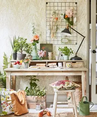 Idée de bureau à domicile avec plantes et fleurs