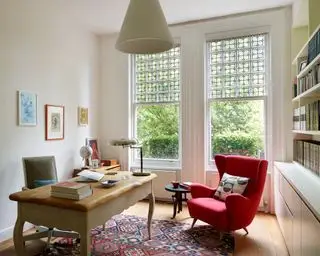 Bureau à domicile avec fauteuil confortable