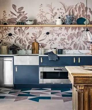 cuisine avec papier peint botanique, comptoirs en marbre et armoires violettes