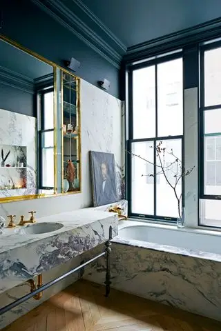 Salle de bain avec baignoire et meuble vasque en marbre et plafond noir