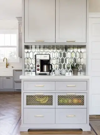 hvitt kjøkken med speilflis på baksiden