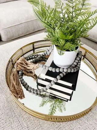 speilplate på ottomansk i en stue