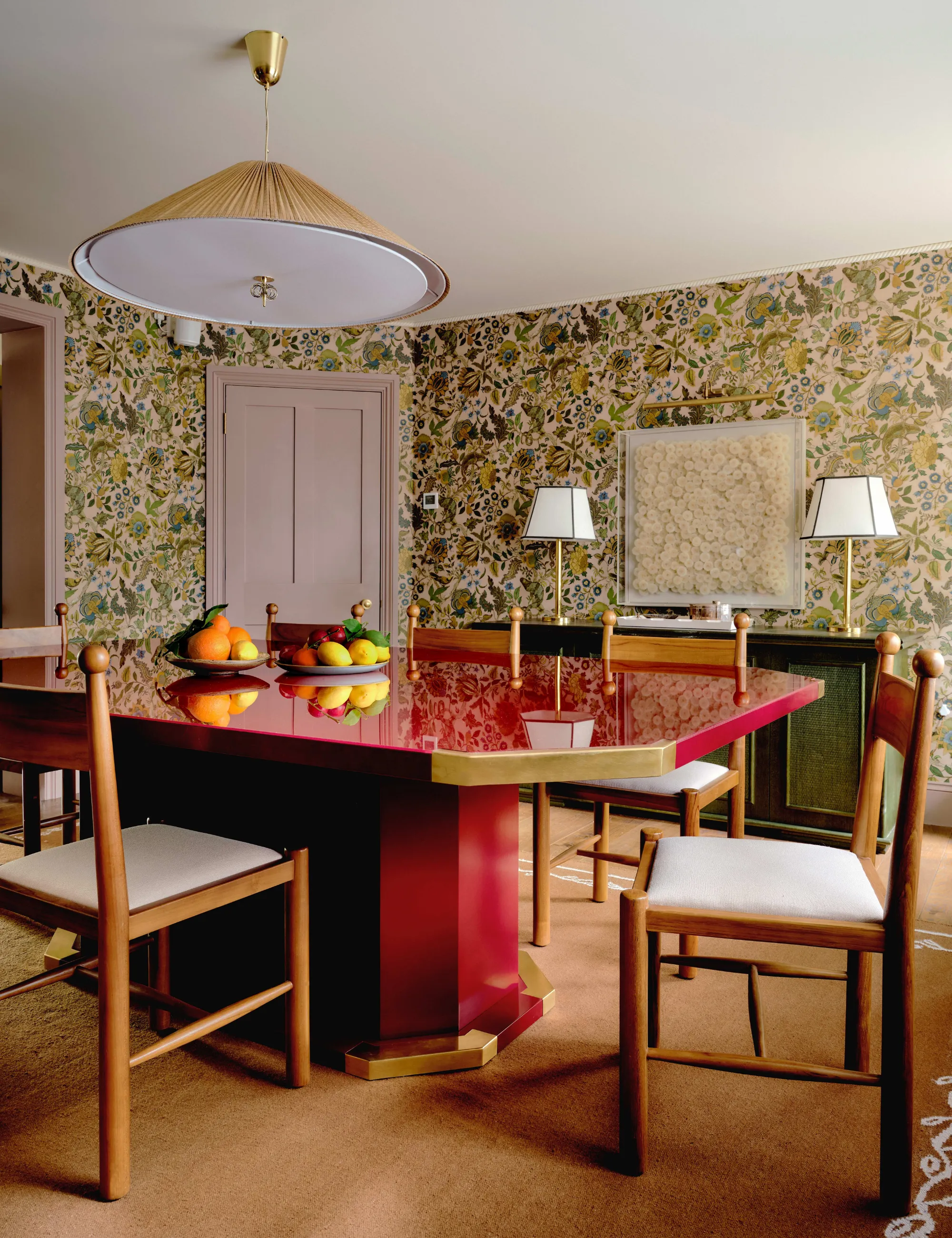 Vzorovaná jedálenská časť s nápadným červeným lakovaným jedálenským stolom' loading='lazy' title=