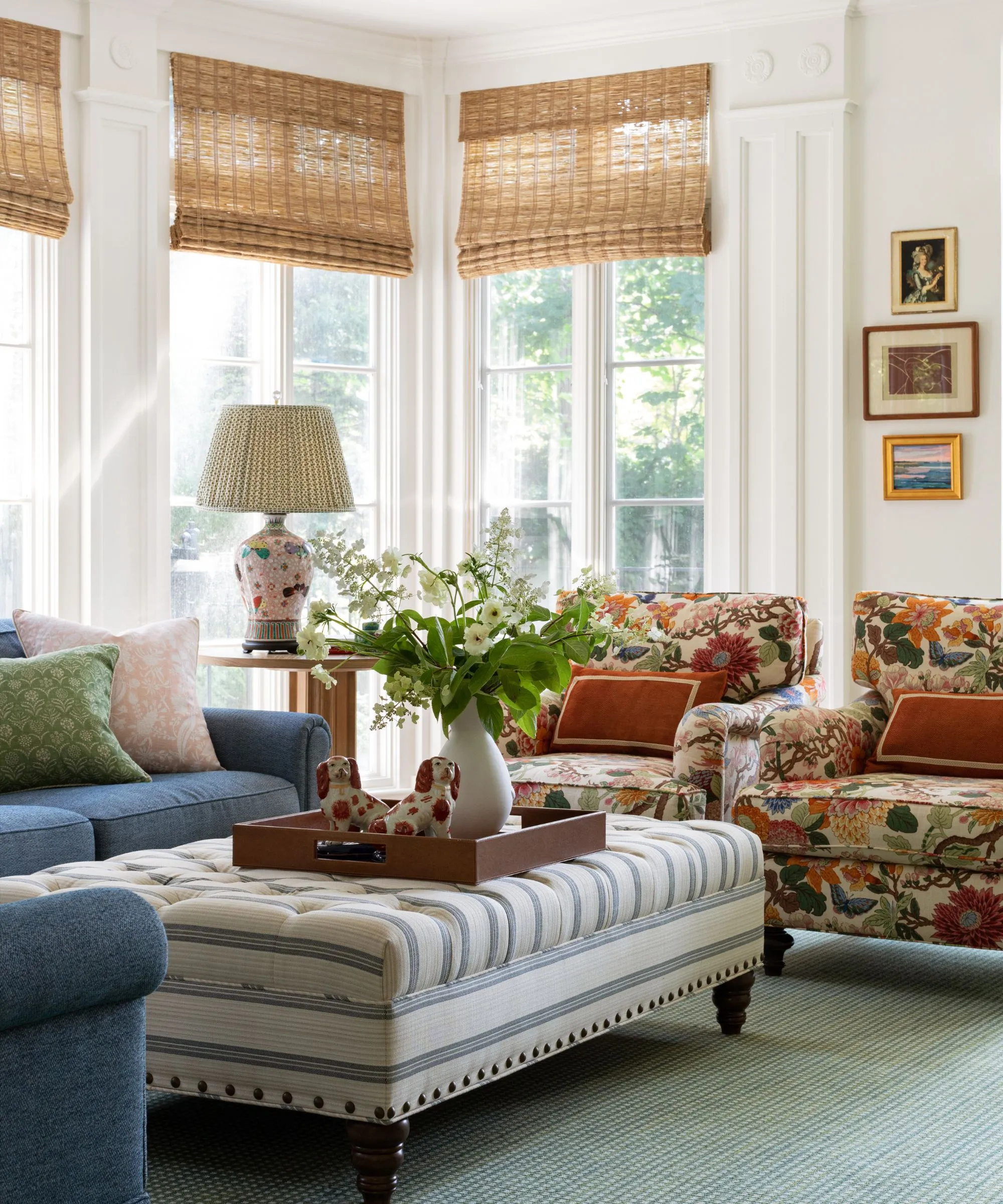 slnečná miestnosť s vintage kvetinovým nábytkom a dekoračnými doplnkami a prírodnými bambusovými žalúziami' loading='lazy' title=