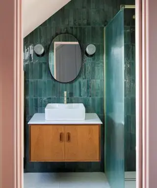 couleurs qui vont avec le bleu sarcelle, le bleu sarcelle et salle de bain avec murs carrelés, douche, meuble vasque mural, miroir, appliques murales, boiseries peintes pêche