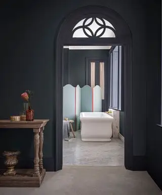 couleurs qui vont avec le bleu sarcelle, salle de bain gris ardoise avec baignoire blanche, paravent bleu sarcelle, sol en marbre