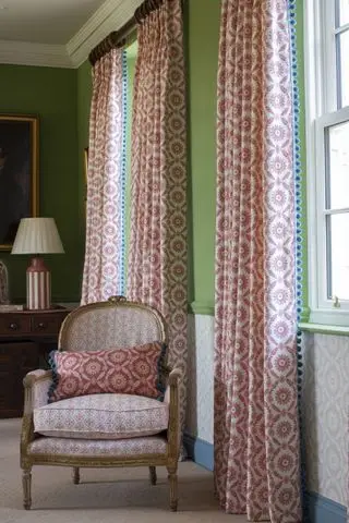 Salon avec chaise Lulu rose clair et coussin rose rouge avec rideaux Rosie Open Red