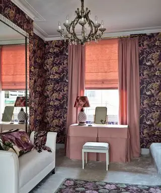 Vintage garderobe med mørk tapet og lysekrone