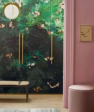 Malerisk skreddersydd garderobe i garderoben