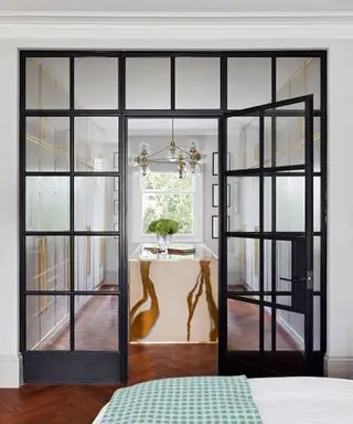 Omkledningsrom med romdeler i Crittall-stil