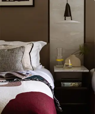 Et mørkt soveværelse.