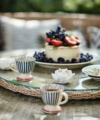 티 테이블과 케이크를 이용한 플래티넘 쥬빌리 파티 아이디어