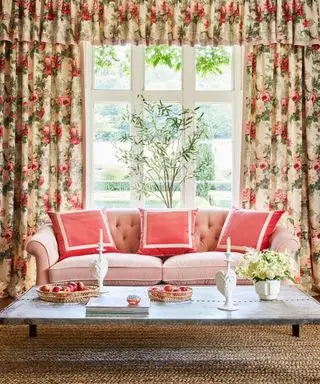 Ideas de cortinas de ventana grandes con cortinas con motivos florales con cenefa detrás de un sofá con cojines rosas