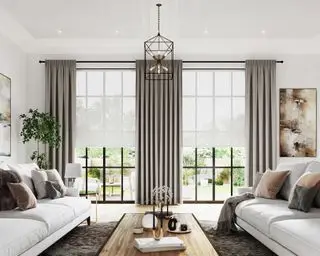 Ideas de cortinas de ventana grandes con una persiana transparente blanca debajo de cortinas grises más pesadas en una sala de estar